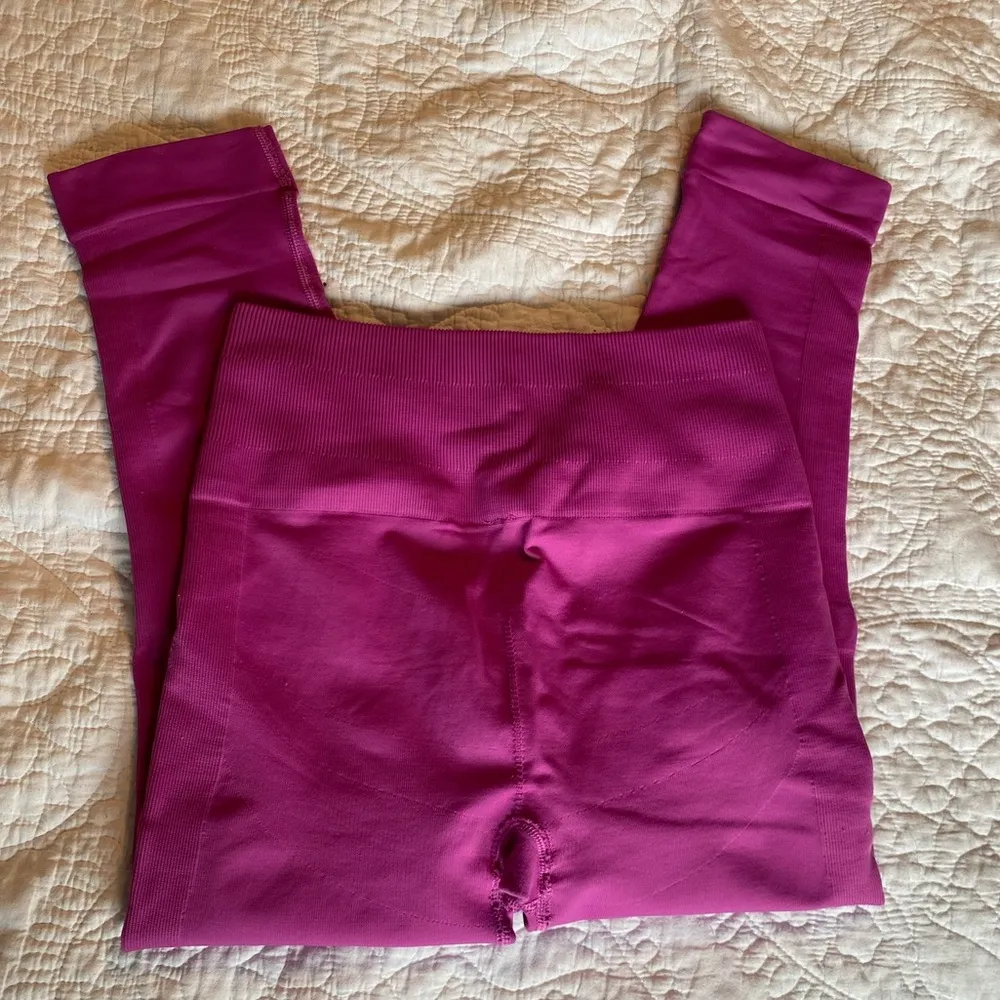 • Lululemon • Workout Leggings - Image 5