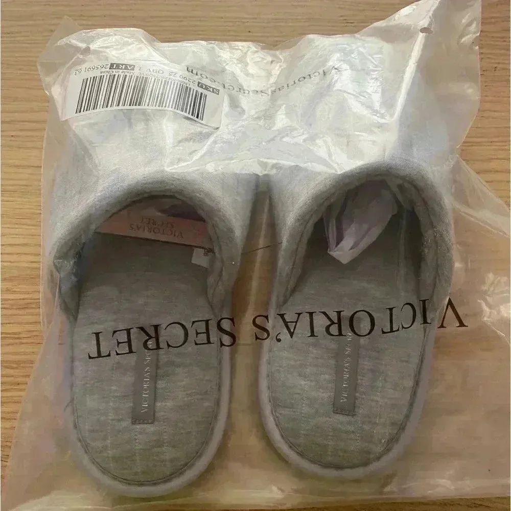 🆕Victoria's Secret Quilted Closed-Toe Slipper Grey L🆕 - Image 3