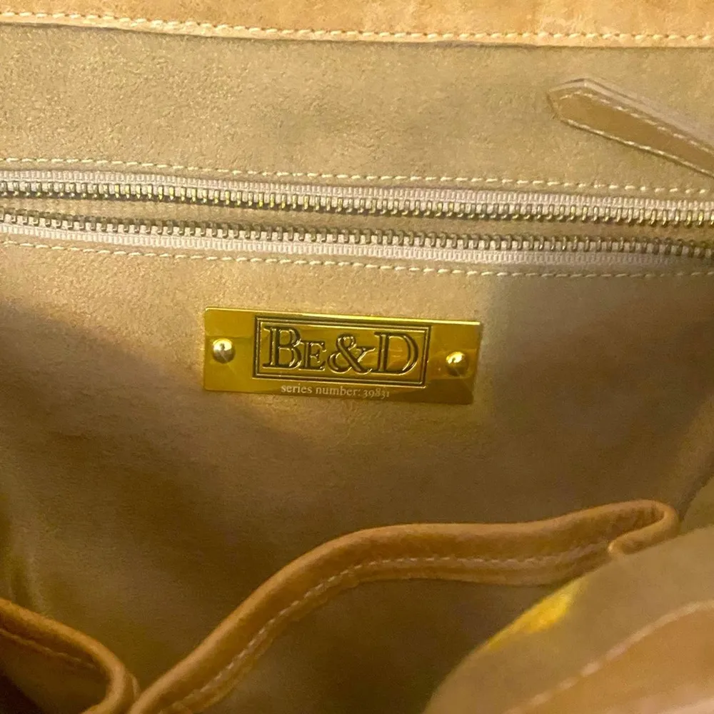 Be&D crossbody tan leather satchel with gold accent - Image 10