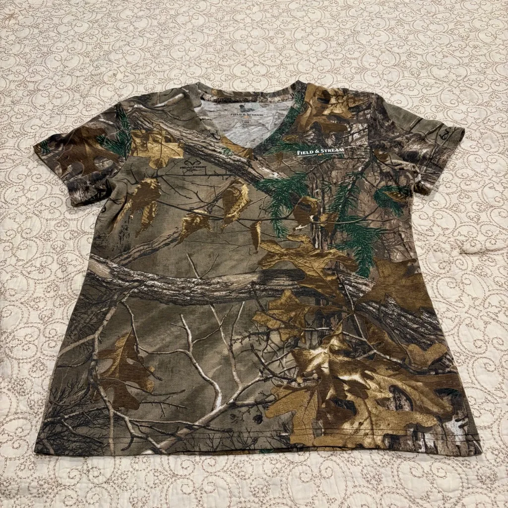 Field & Stream Women’s V-Neck Woodland Camouflage Short Sleeve Tee Size Small - Image 3