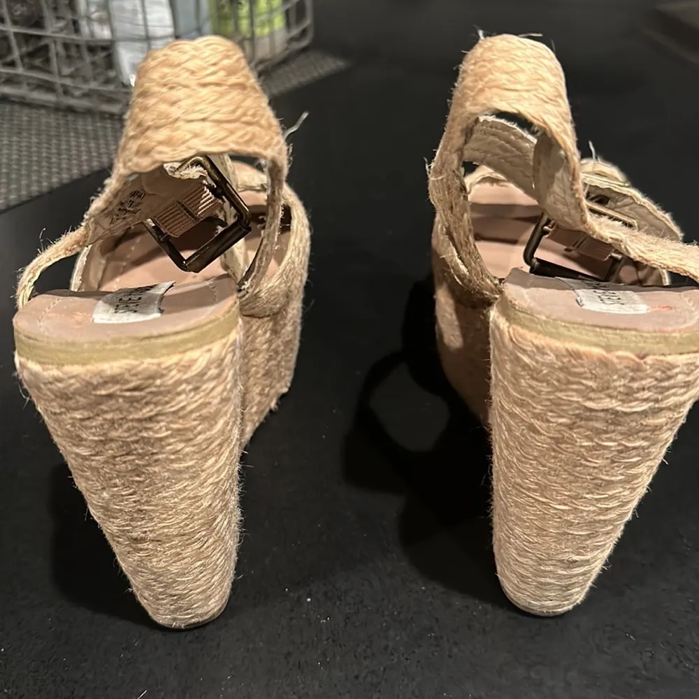 Steve Madden cork wedge. So versatile! So cute! Size 8 women’s - Image 3