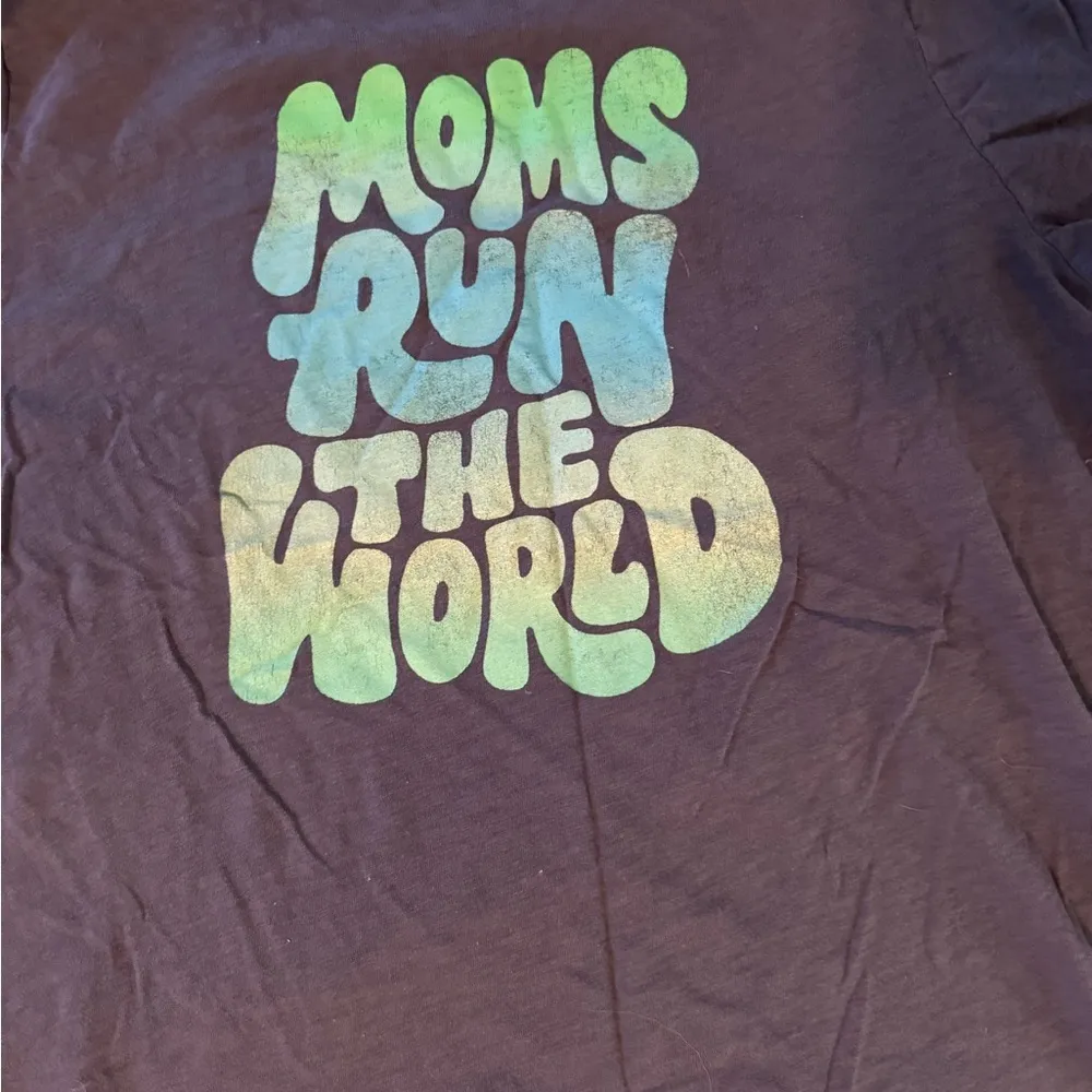 Old Navy Dark Gray Short Sleeve Tee with Graphic Design - Image 5