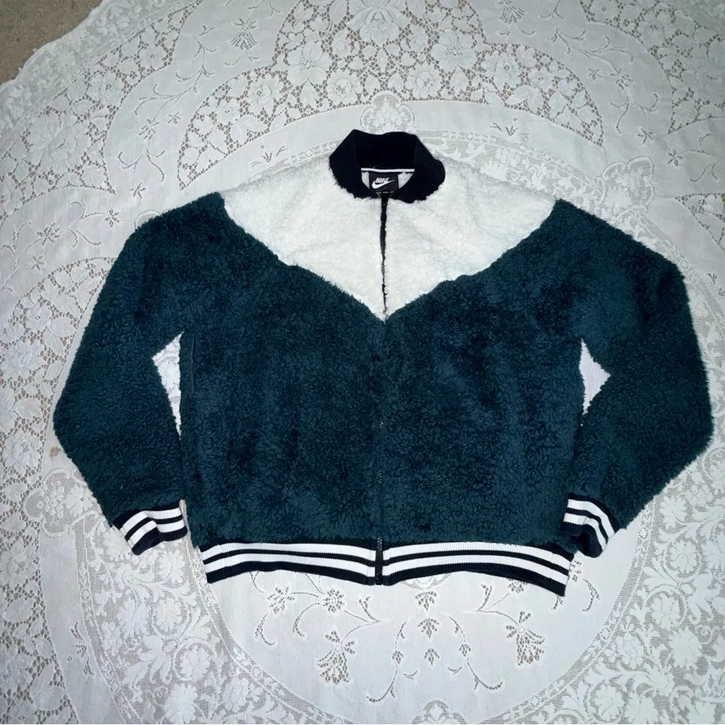 Nike Sportswear Sherpa Wolf Bomber Jacket Zip Dark Green White V Design Large - Image 3