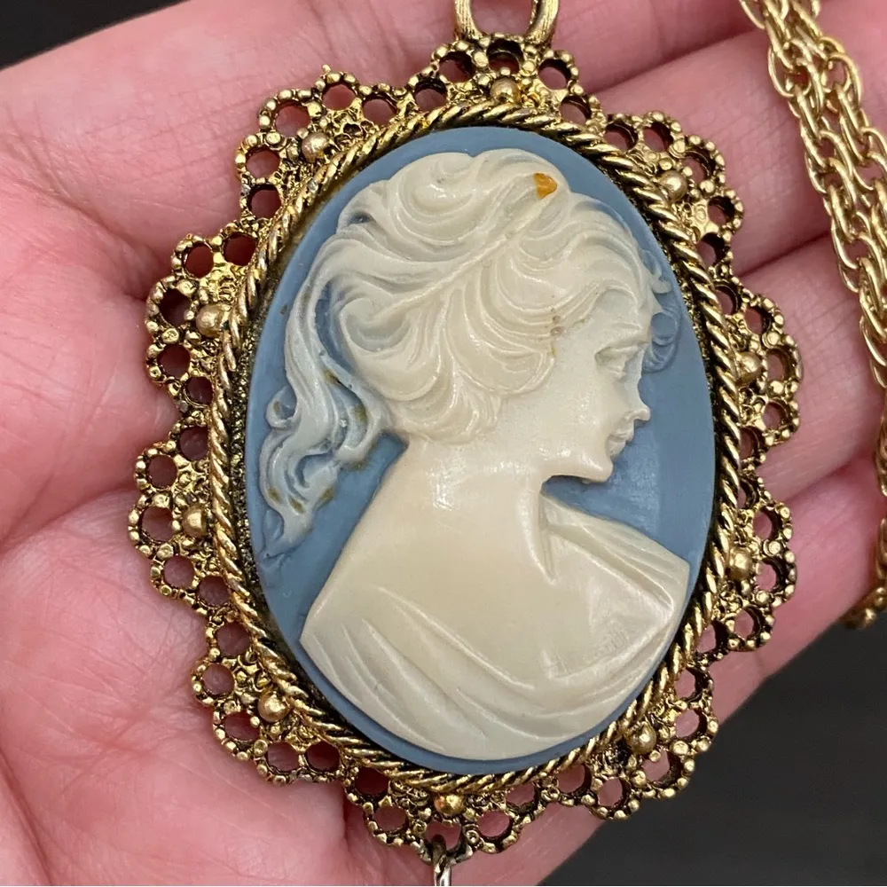 Vintage Unsigned Blue Cameo Pendant Necklace - Image 5