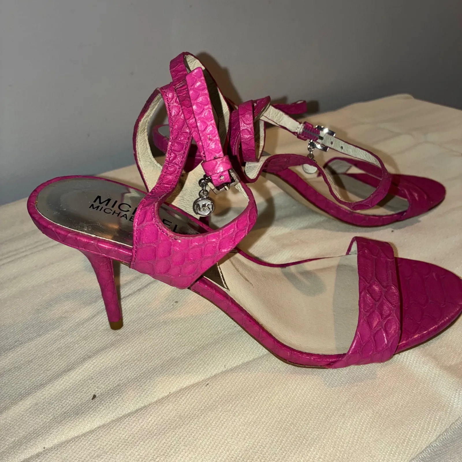Michael Kors Womens 6.5M Kaylee Mid Fuschia Embossed Leather‎ Ankle Strap Heels - Image 6