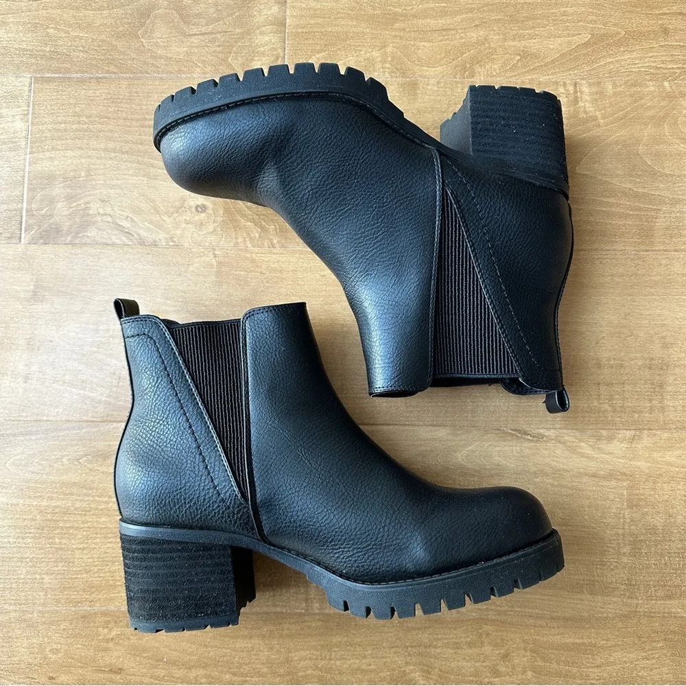 Jody Chelsea Boot, Black, Women’s Heeled Leather Booties, Size 9M - Image 9