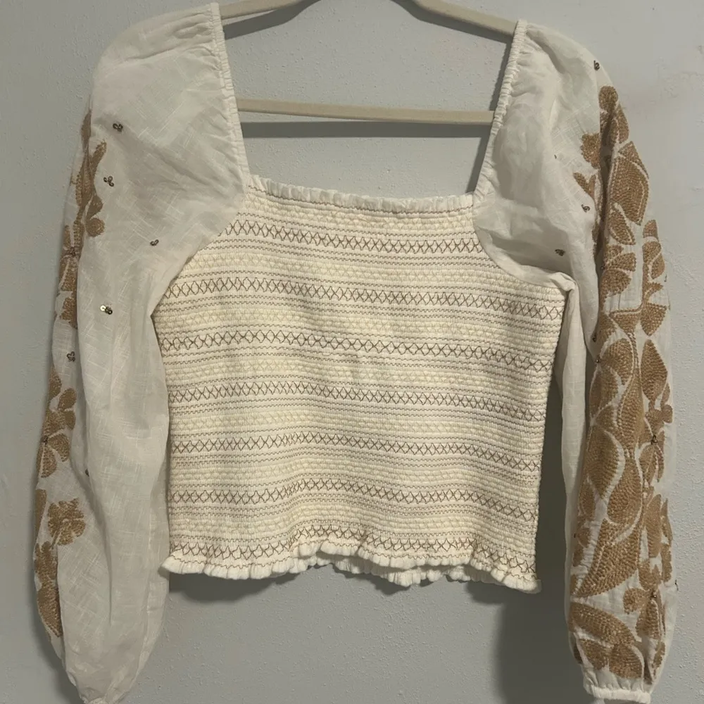 Anthropologie boho cream Smocked Blouse with embroidered floral puff sleeves - Image 3