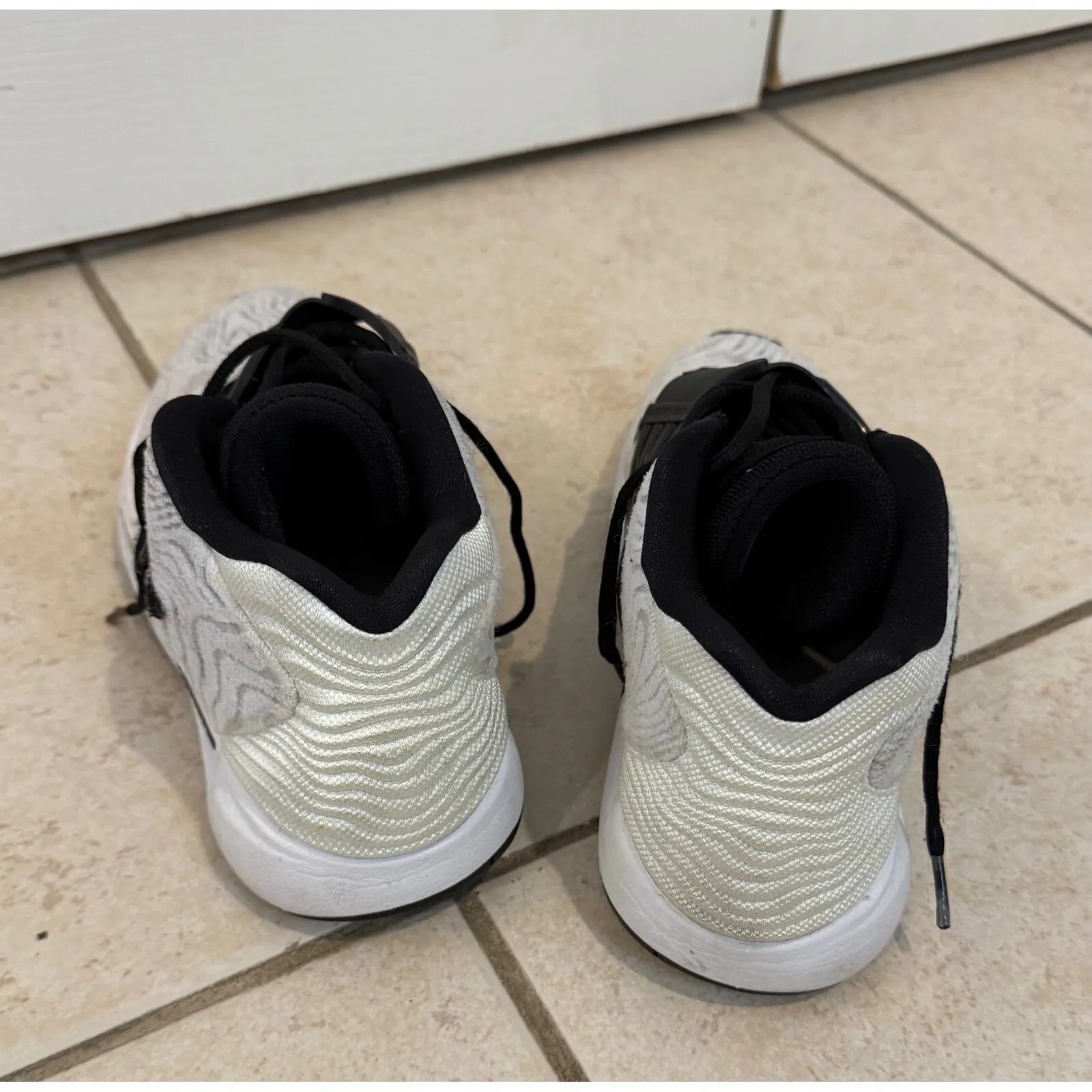 KD Nike Basketball Shoes Athletic Sneakers High Perform Black White Like New - Image 4