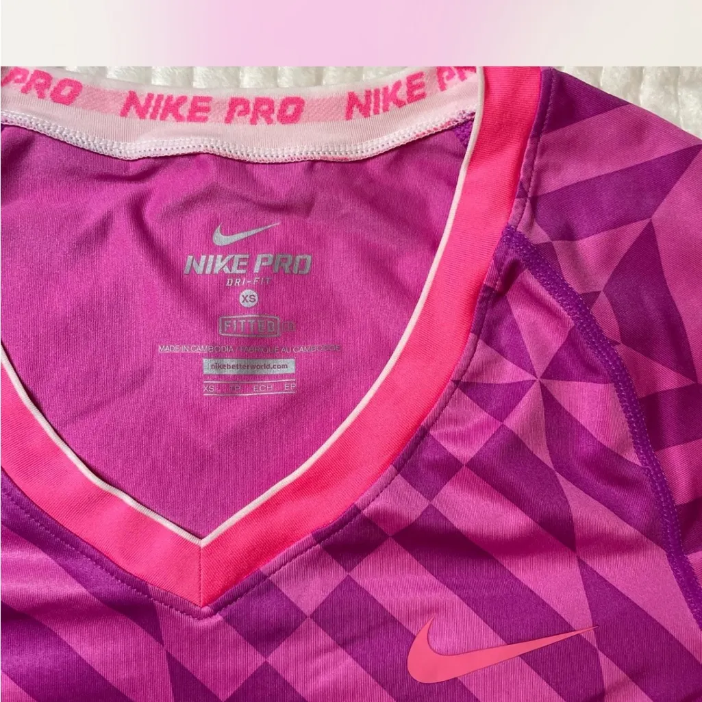 Nike DRI-FIT Pink Geometric Patterned Athletic Top - Image 2