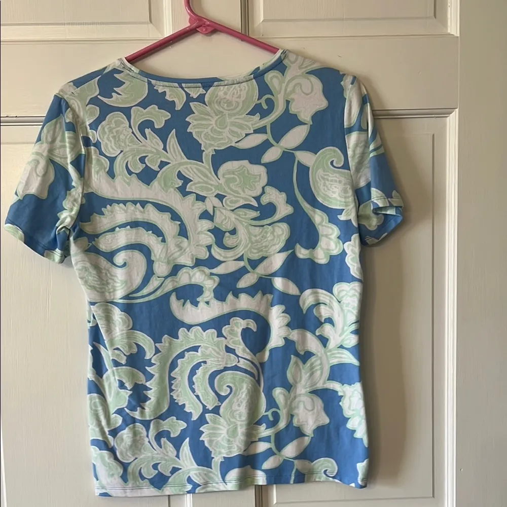 Blue and White Short Sleeve Tee with Abstract Pattern - Image 6