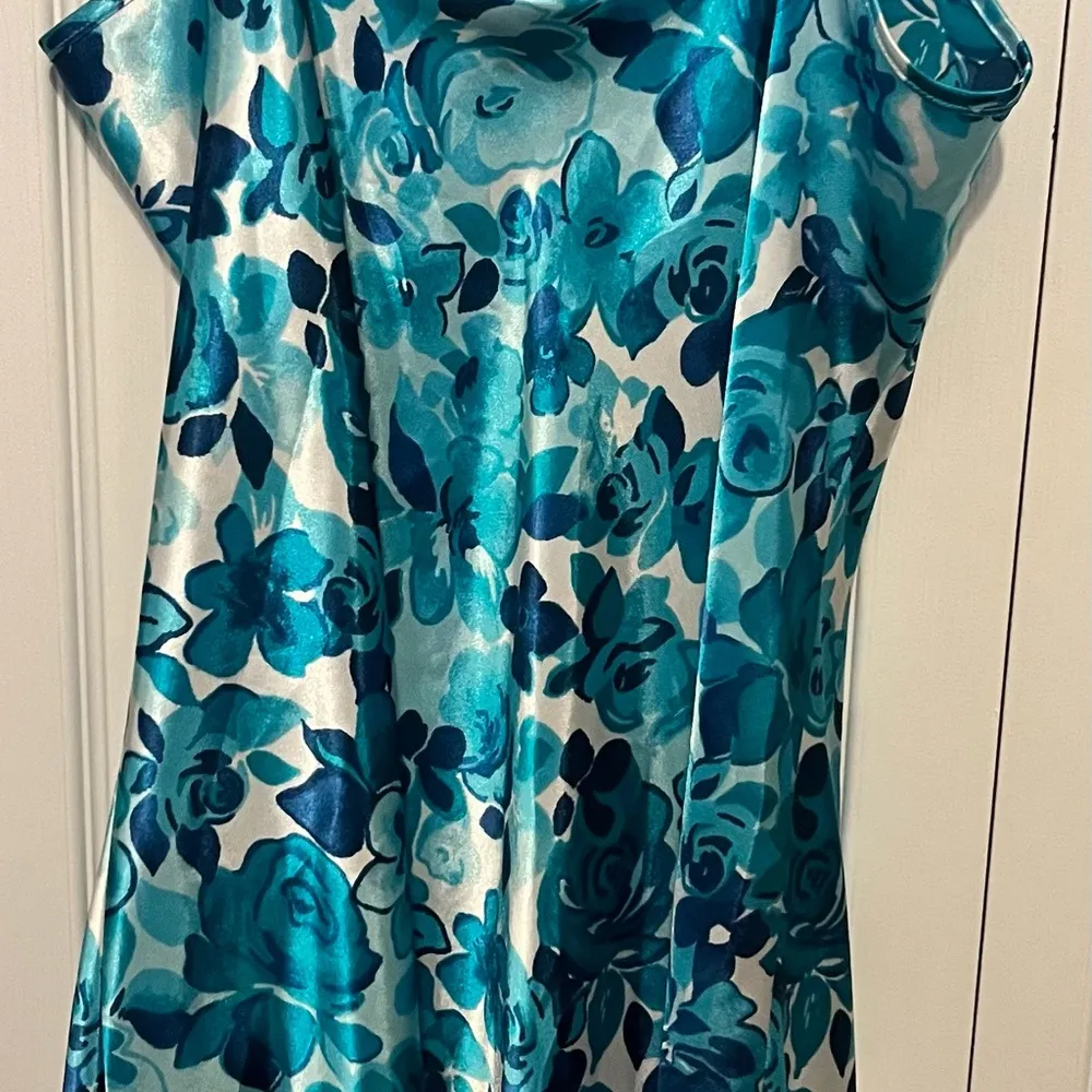 Liz Claiborne vintage blue flower print nightgown in large - Image 3