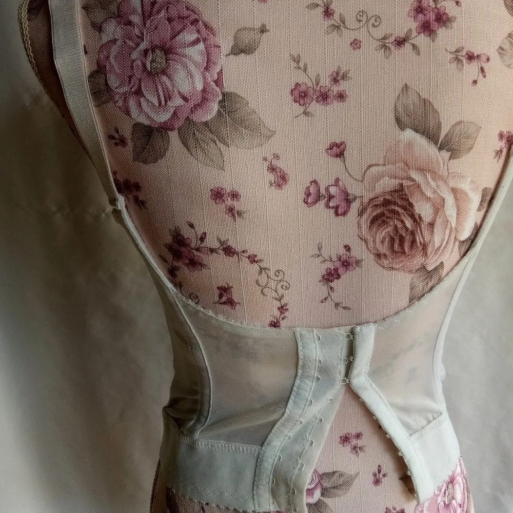 Dayan's 38C Form Fitter Underwire Torso Shaper White Bra Size undefined - Image 4