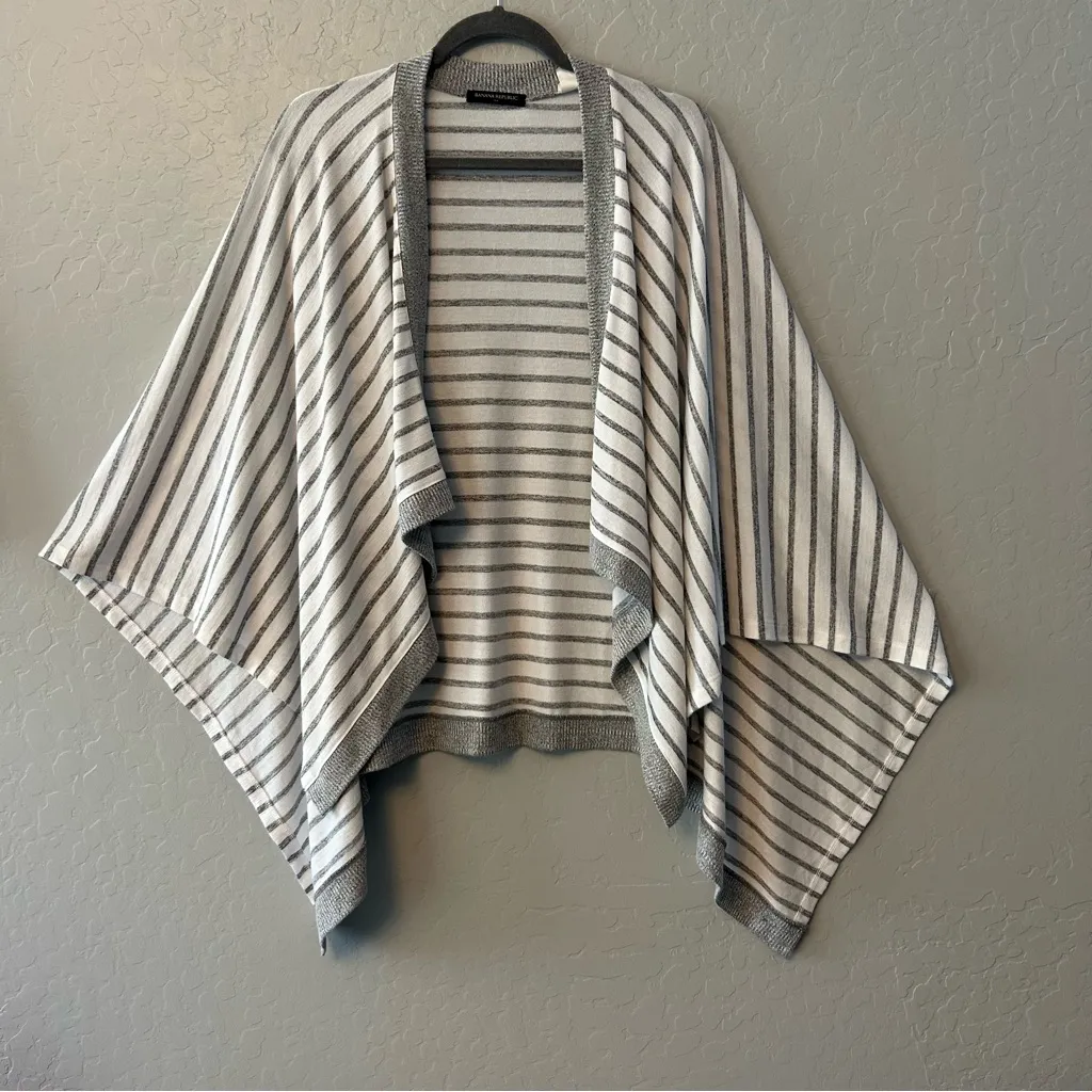 ⭐️Banana Republic factory gray and white open shawl sweater one size - Image 2