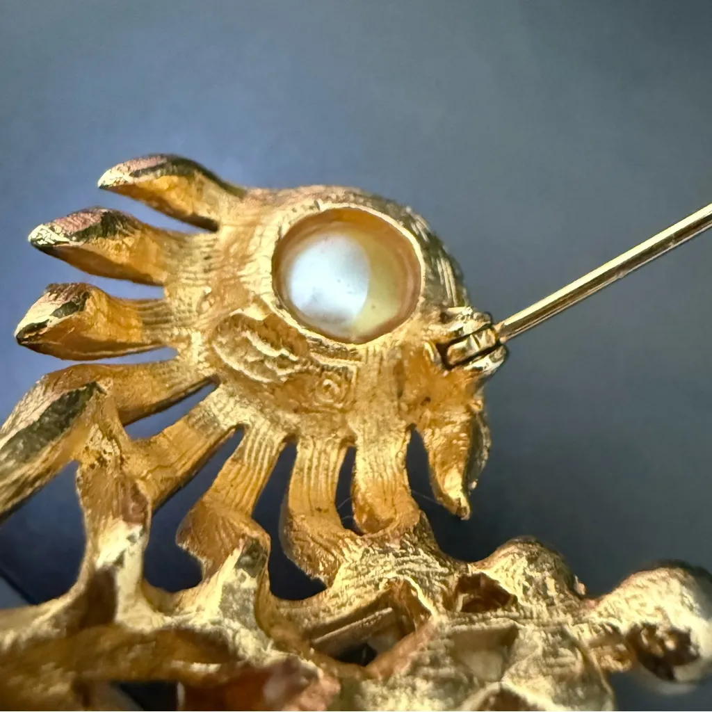 Vintage CORO Goldtone Faux Pearl Daisy Flowers Flower Bouquet Brooch Pin 23.6g. Gold - Image 11