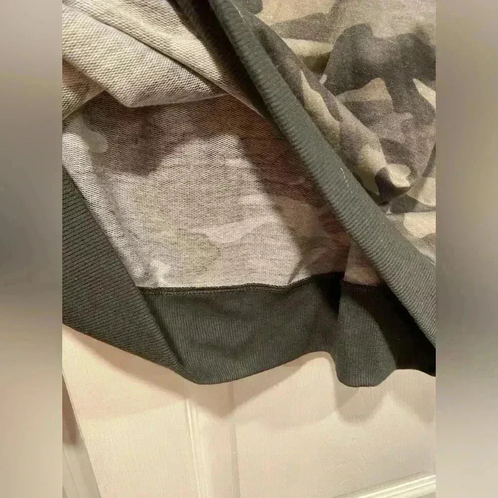 Splendid Women’s Lightweight Camo Crew Neck Pullover Ribbed Hem Cuffs Size Large - Image 5