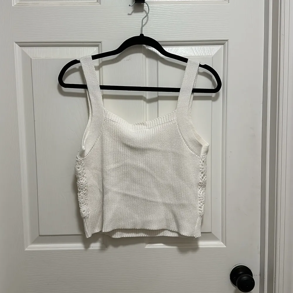 House of Harlow 1960 White Laser Cut Crotchet Top and Midi Skirt Size Large - Image 3