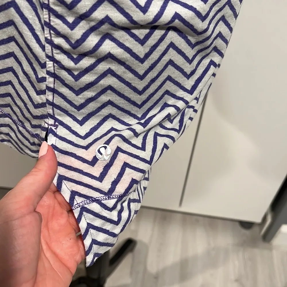 Lululemon T-shirt‎ . Size 8 - Image 5