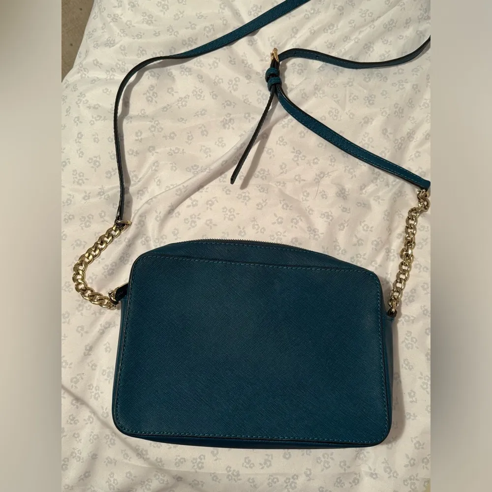 Michael Kors Jet Set Chain Strap crossbody with gold detail and zipper - Image 2