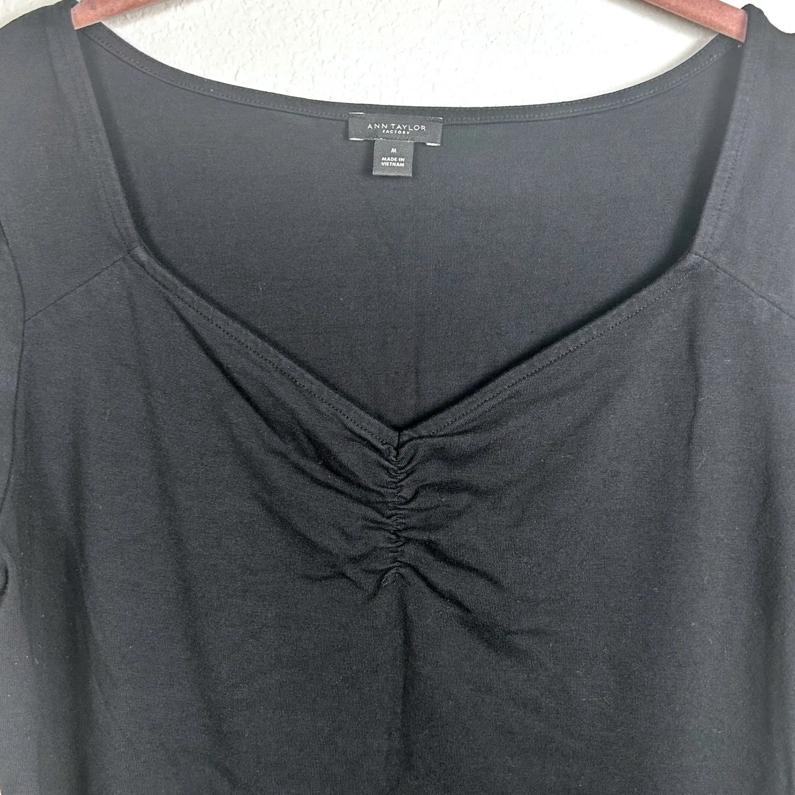 Ann Taylor Factory Black Sweetheart Neck Ruched‎ Detail Short Sleeve Top Staple - Image 3
