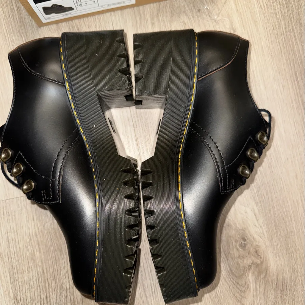 Dr. Martens LEONA LOW Platform Shoes  Black Leather Chunky Heel Women's Size 9 - Image 10