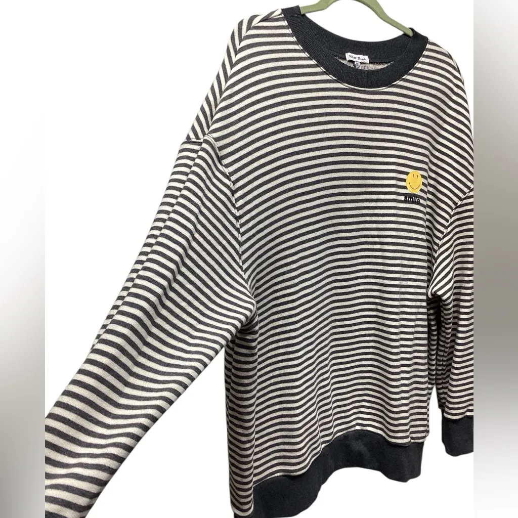 White Birch emoji sweatshirt. Size XL - Image 3