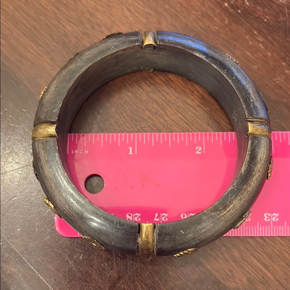 Black and Gold Bracelet with Unique Embedded Flowers - Image 6