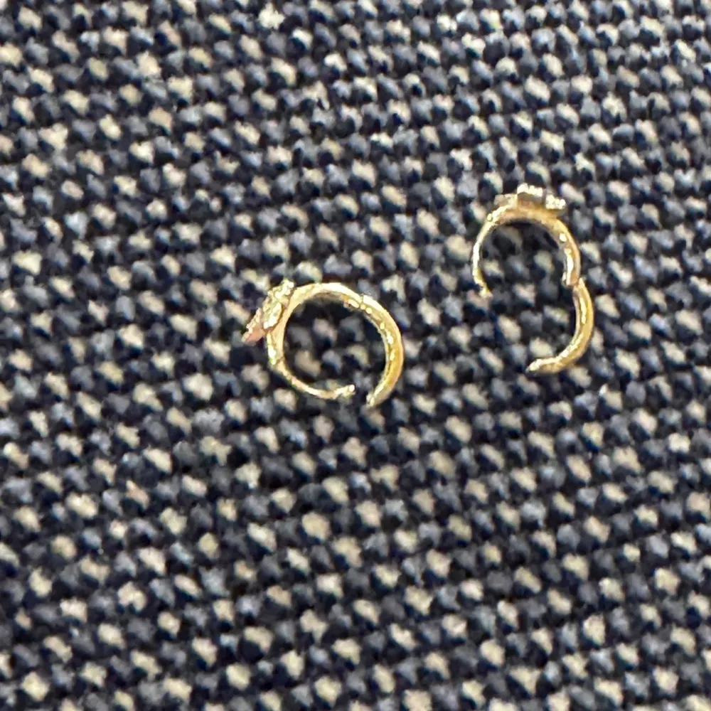 Yellow gold Huggies with butterfly with rhinestones - Image 2