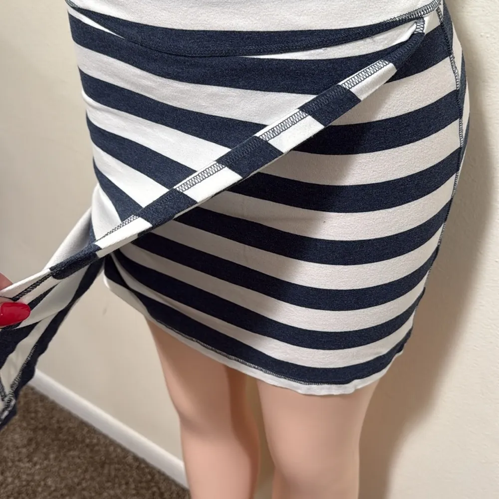 Athleta woman blue gray striped skirt woman size SMALL soft comfortable - Image 4