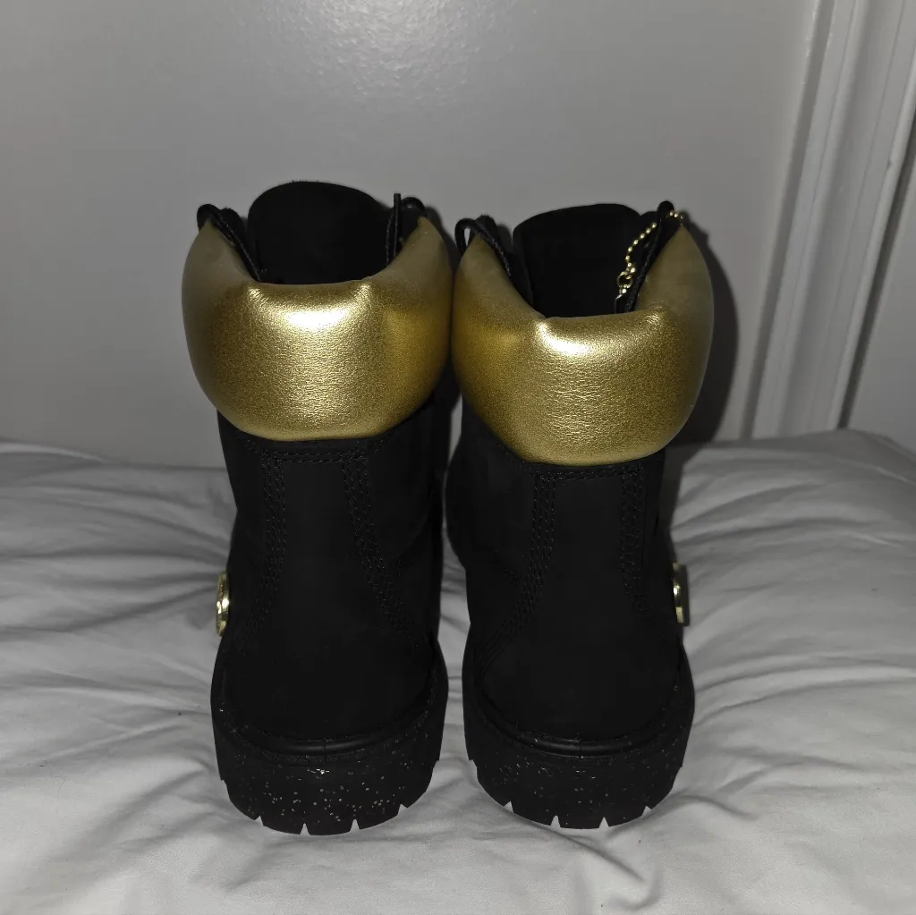 Timberland 6'' Premium Boot Black Gold TB0A5RRM001 Snow Rain Boot Like new size 7 - Image 3