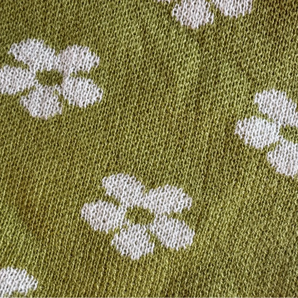 Derek Heart NWT Lime Floral V-Neck Sweater - Image 4