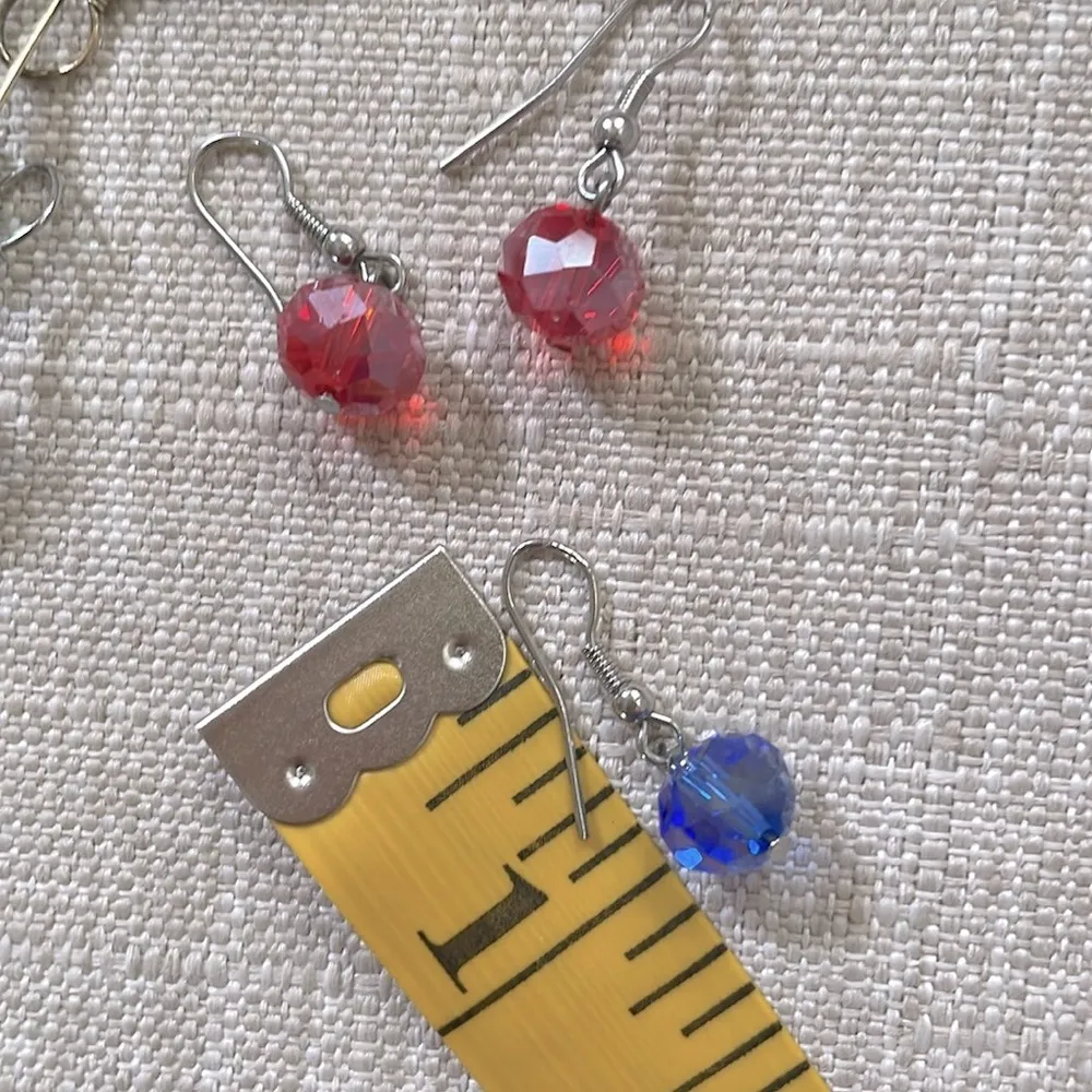 4 pairs: Colored bead dangle earrings Red - Image 4
