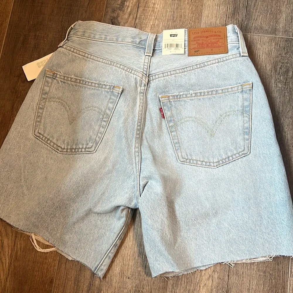 NWT levi shorts size 25 light washed distressed in front - Image 2