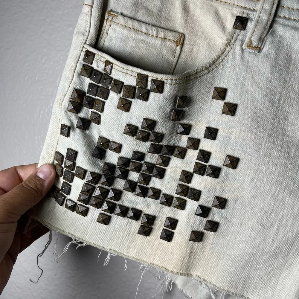 BLANKNYC Studded White Denim Shorts SZ 28 - Image 4
