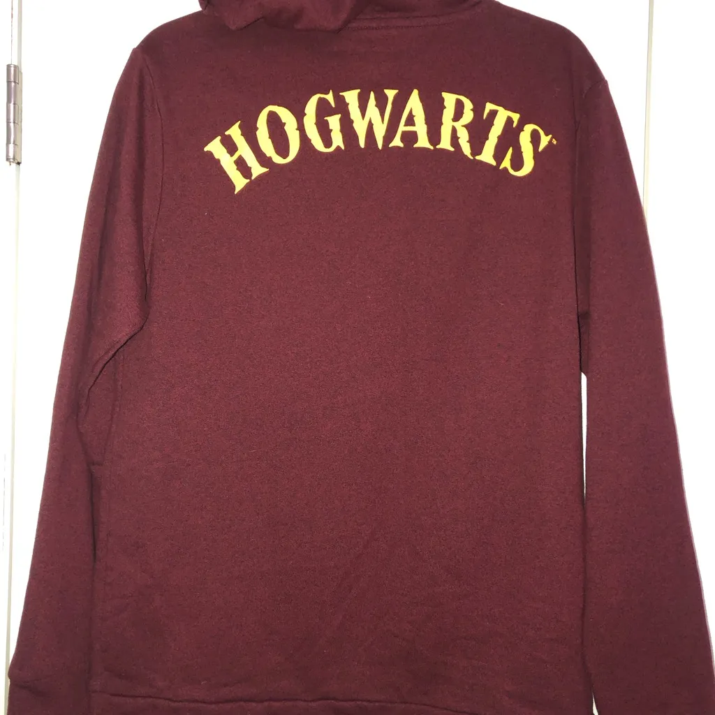 Harry potter hooded sweatshirt women’s size medium. Hogwarts on back graphic - Image 9