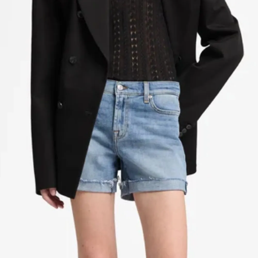 7 For All Mankind Women's light wash Denim Mid Roll Shorts Size 26 - Image 2