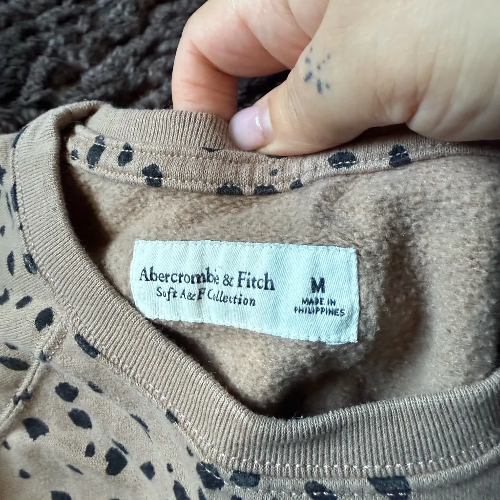 Abercrombie & Fitch Beige and Black Patterned Sweatshirt - Image 6