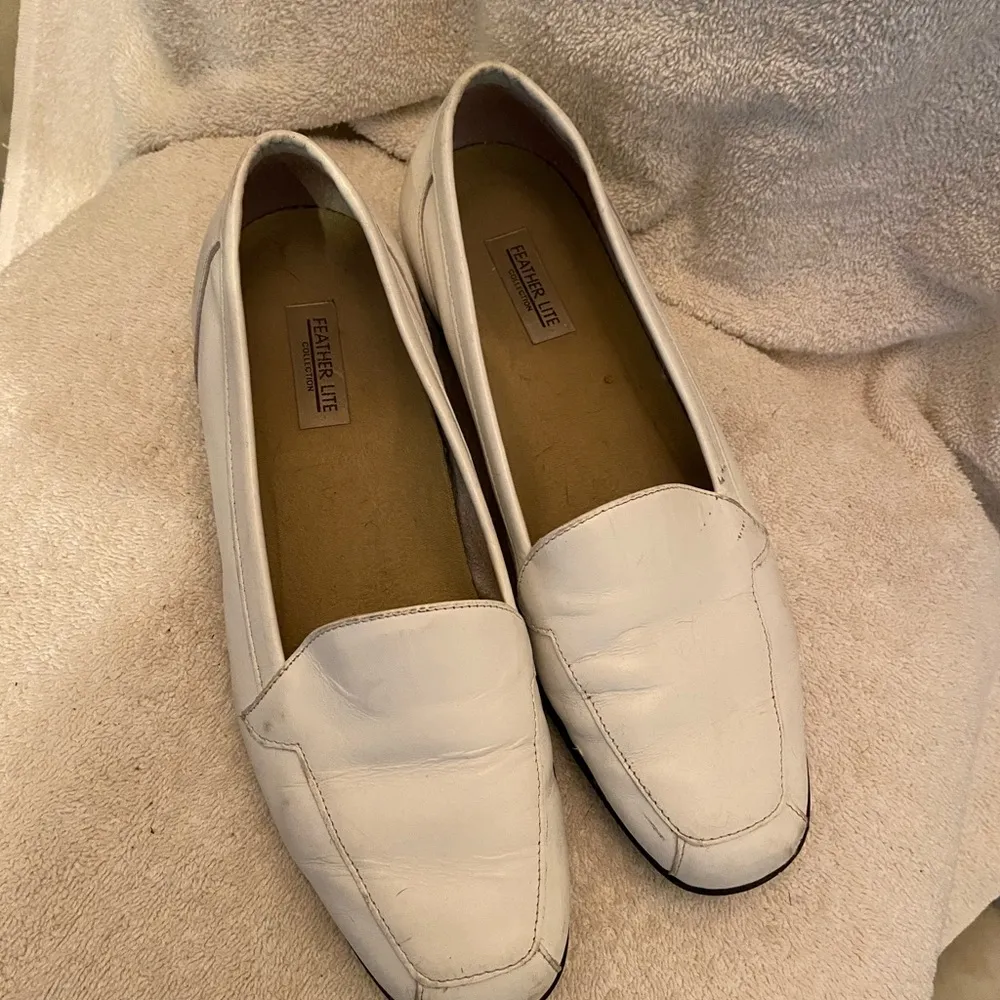 Feather Lite Leather Upper flat White Loafer Size 8 - Image 6