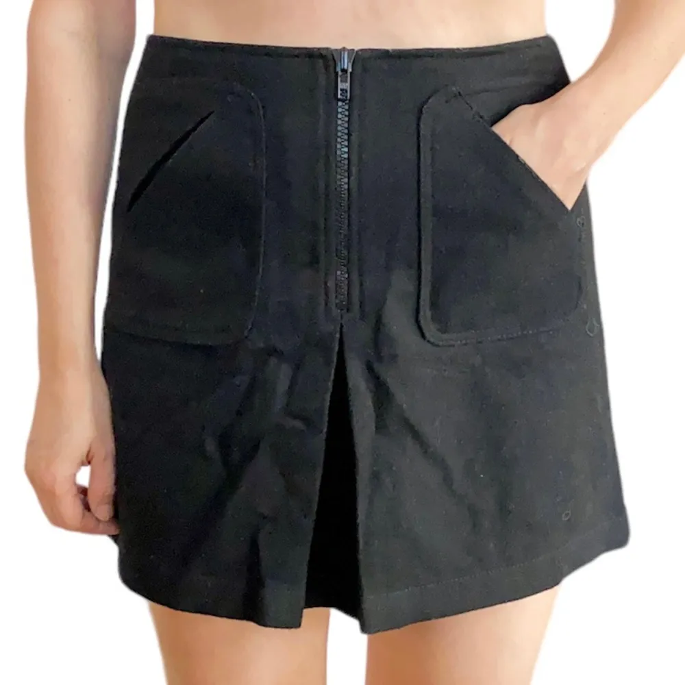 Black wool mini skirt, pockets & zipper in front - Image 3