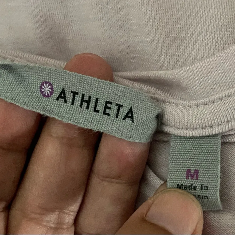 Athleta Ultimate Side Knot Soft Lilac size medium t-shirt. - Image 5