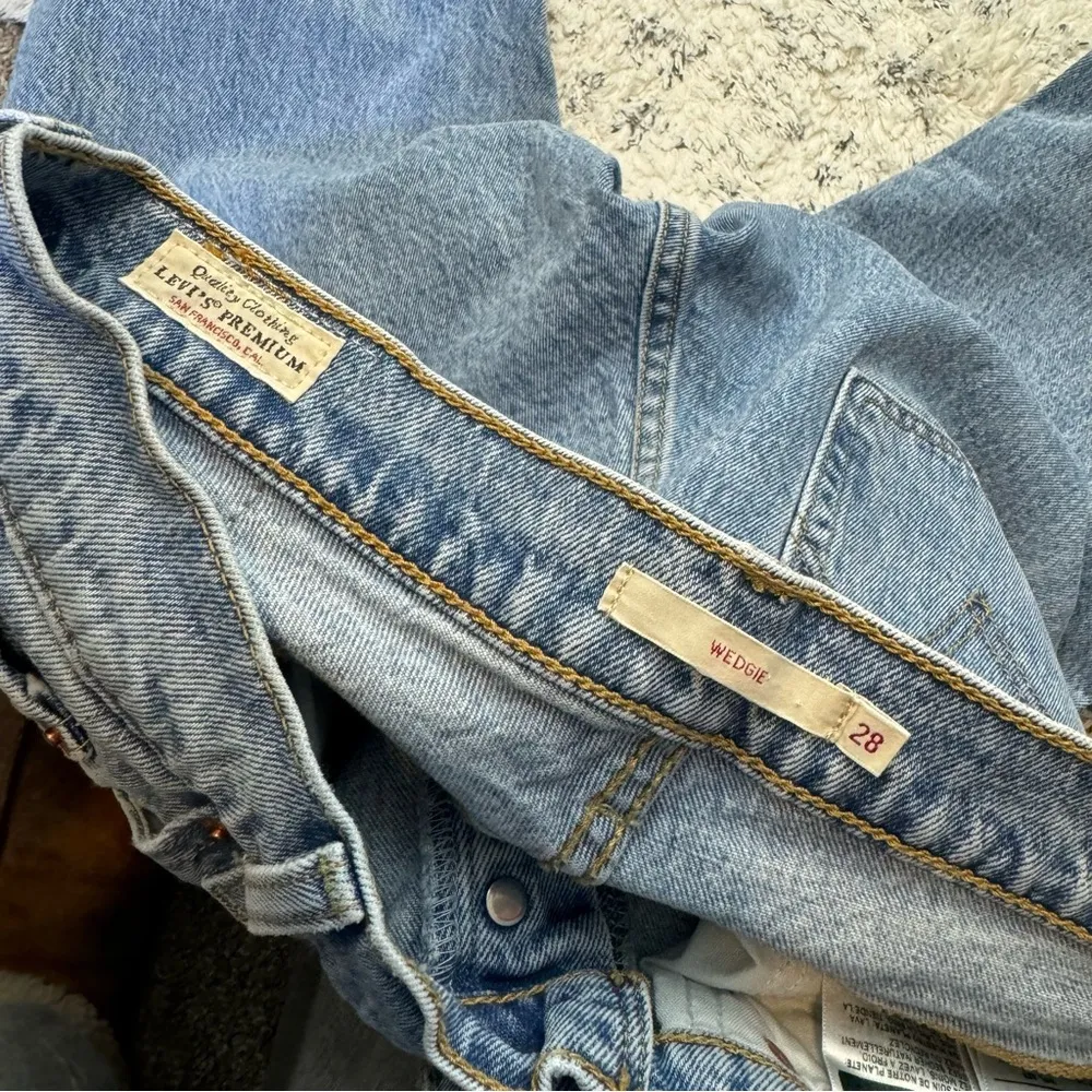 Levi’s Wedgie Straight Leg Jeans Sz 28 Light Wash Button Fly - Image 11