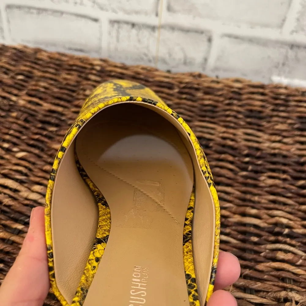 NWOT Women’s  yellow and black snakeskin patterned mule clogs 9.5 - Image 7