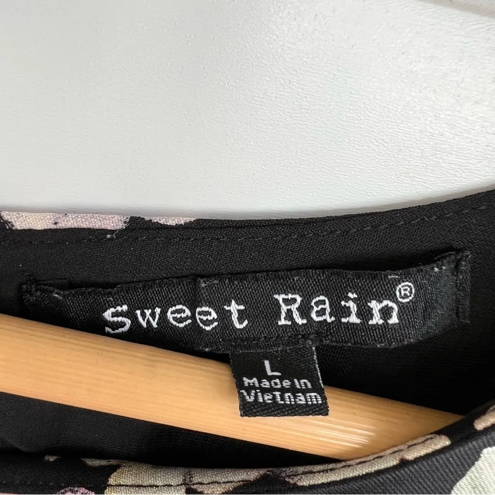 Black floral blouse Size Large by Sweet Rain - Image 5