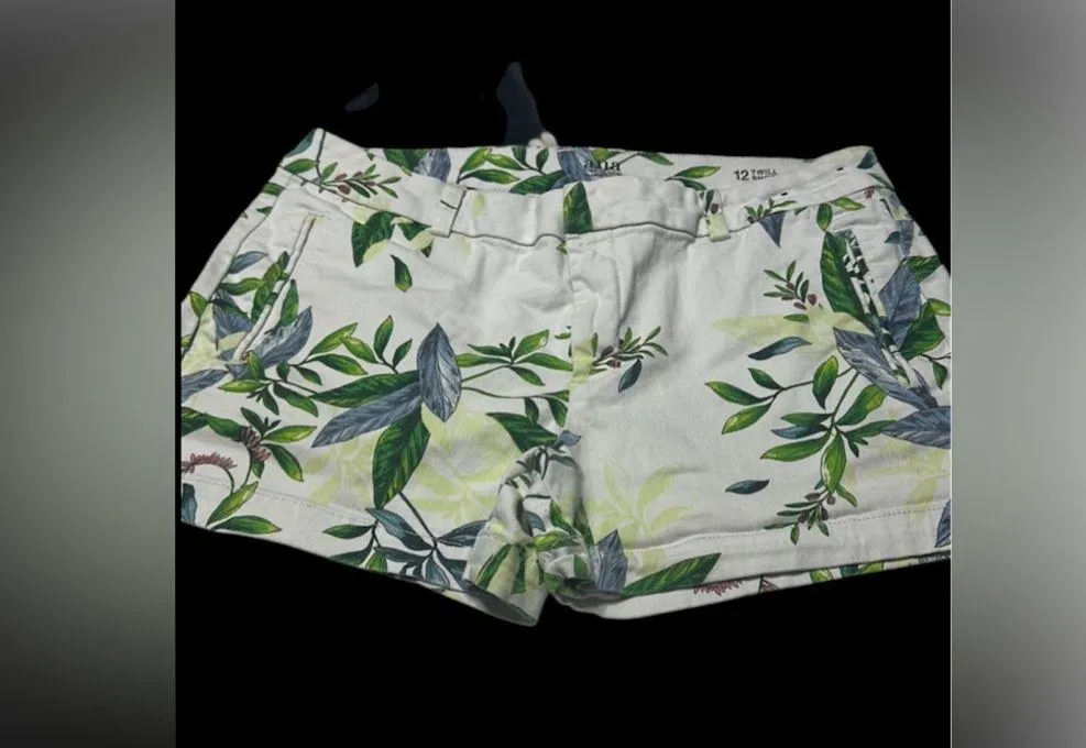 a.n.a White and Green Bermuda Shorts with Botanical Print - Image 2