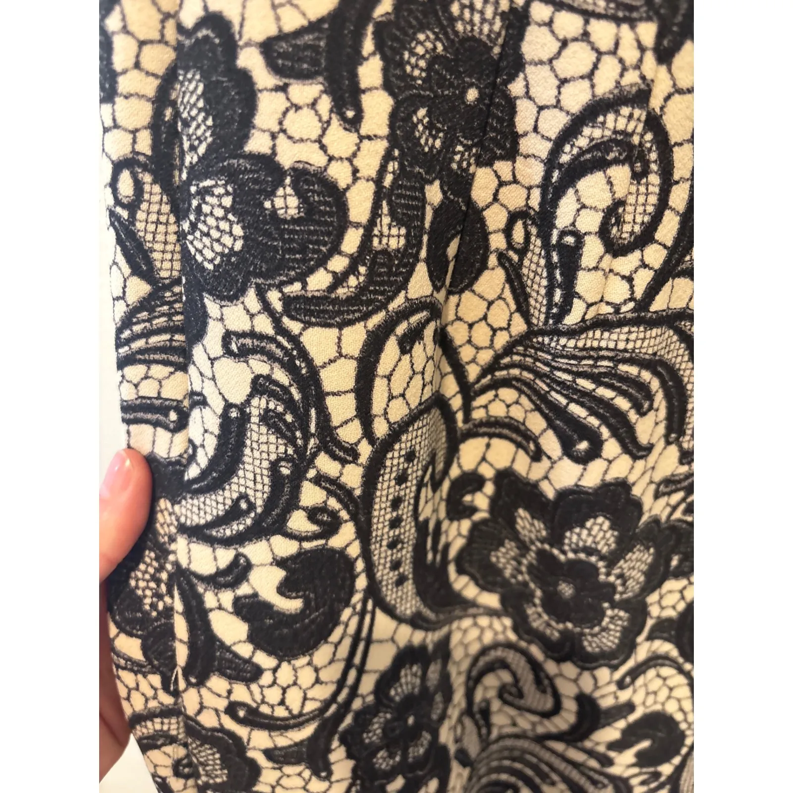 Dolce‎ & Gabbana Lace Pencil Skirt Black Beige Made in Italy Women's Size 42 - Image 3