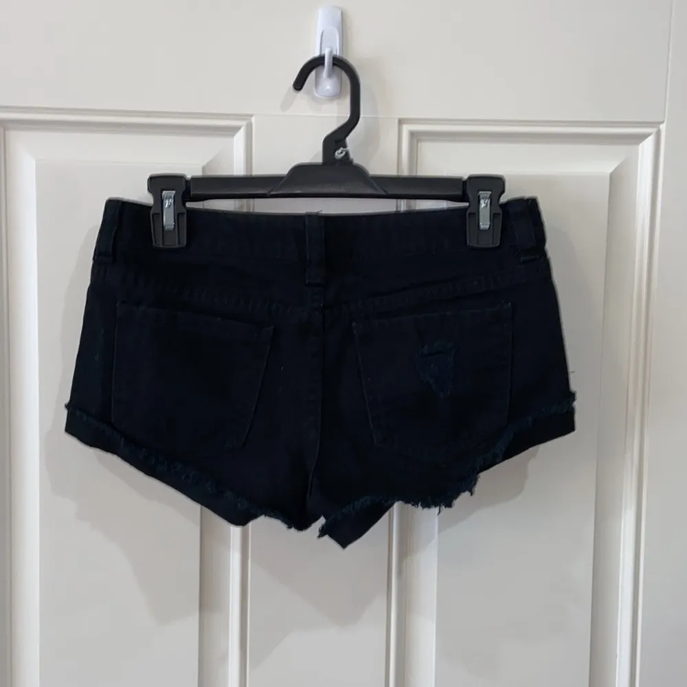 Forever 21 distressed shorts size 26 - Image 4