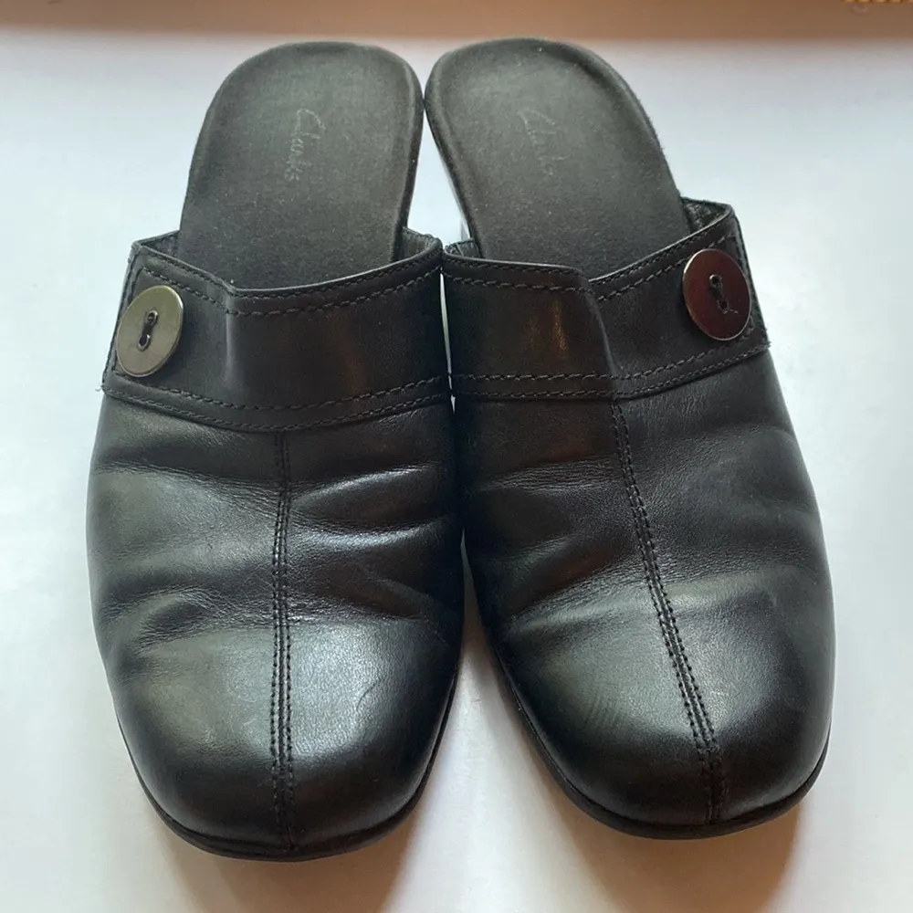 Clarks  Button Mules Clogs Style 79664 Black Leather Mule Wedge Size 8 Black Clog - Image 3