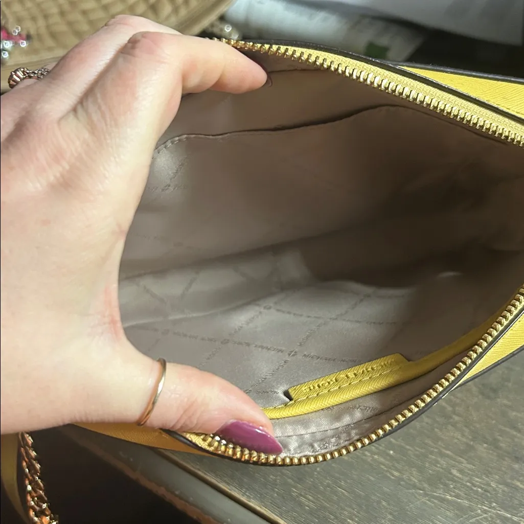 Michael Kors Jet Set large Saffiano leather crossbody bag in Sunflower - Image 5