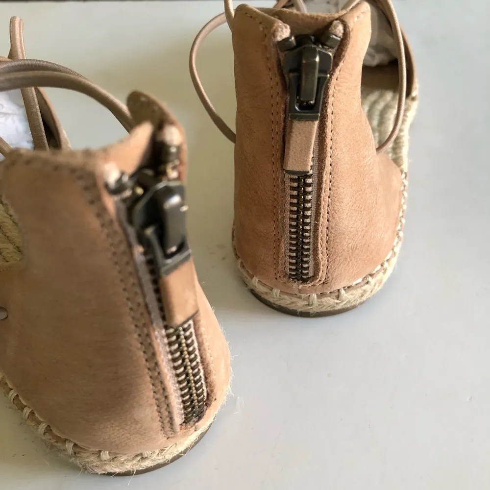 Eileen Fisher Lee Linen Espadrille Flat in Barley. Size 5 - Image 7