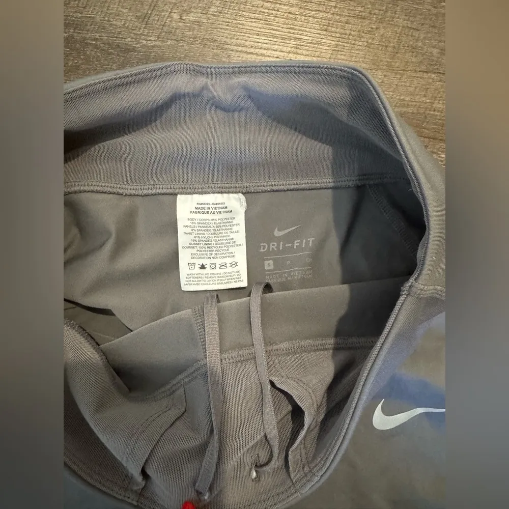 Nike Dri-Fit Grey Cropped Leggings - Image 5
