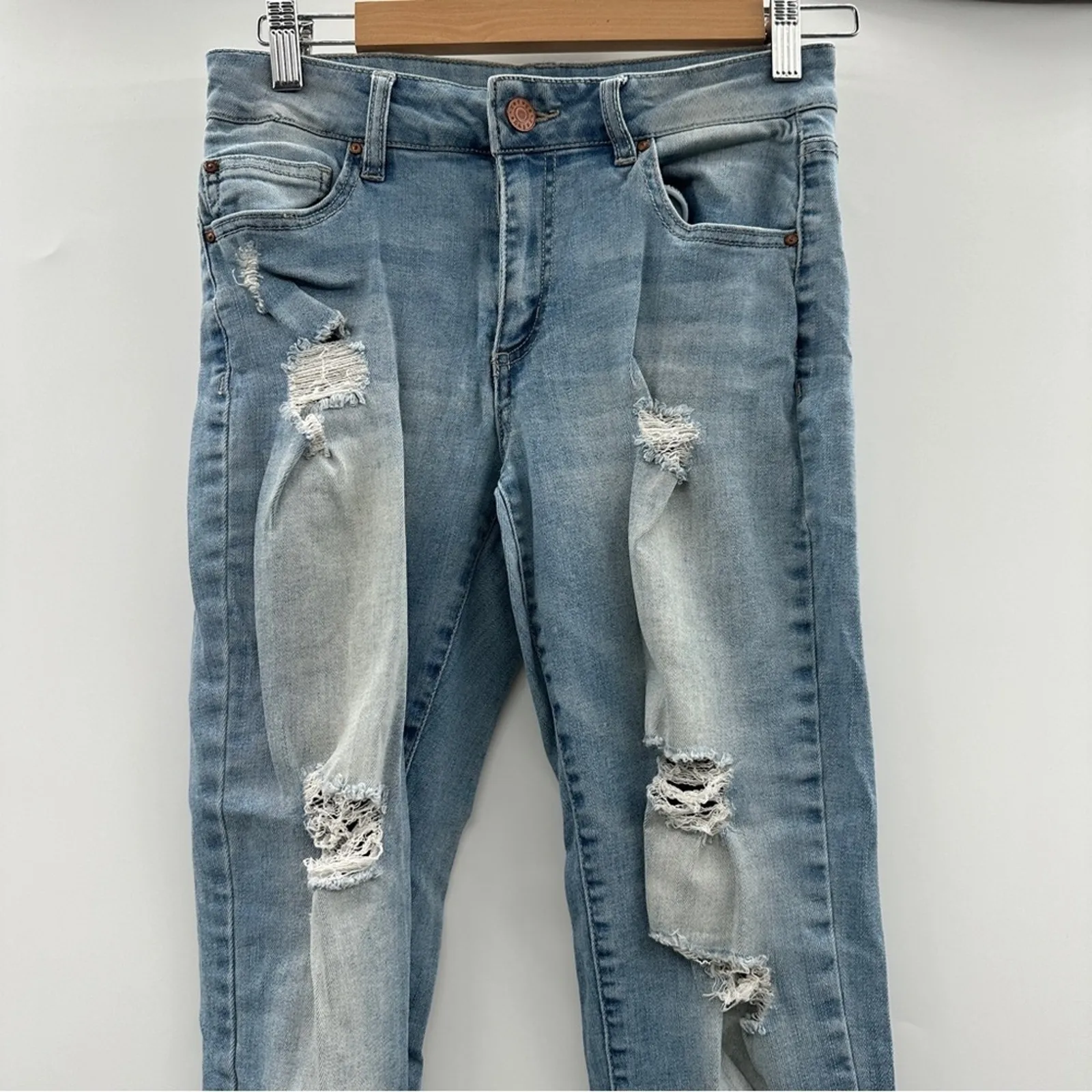 Refuge Mid Rise Light Wash Distressed‎ Skinny Jeans Sz 6 - Image 2